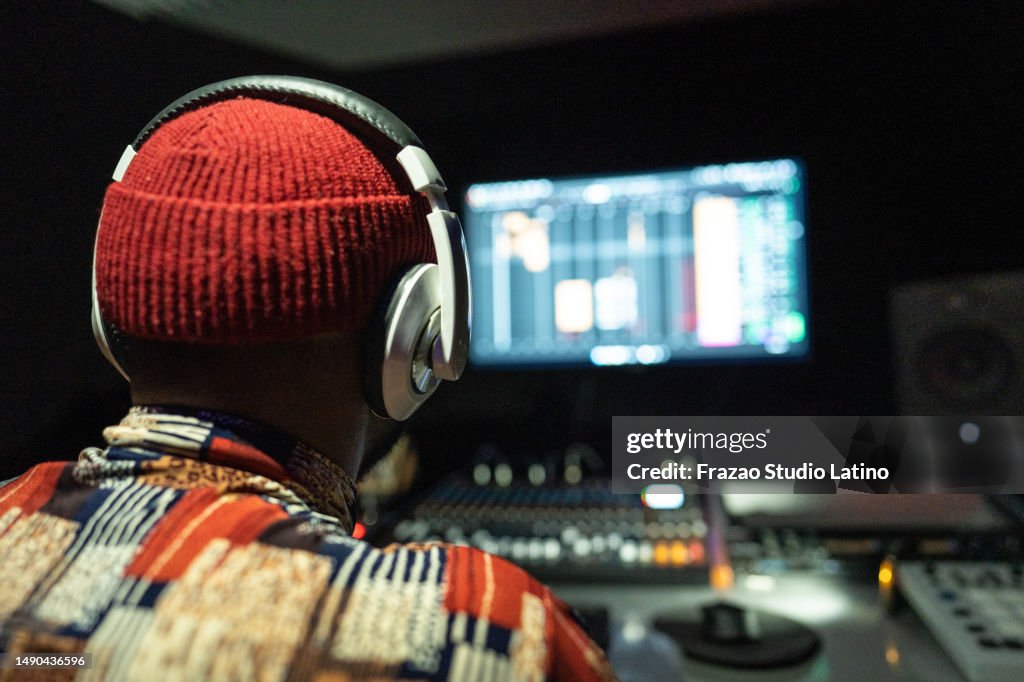 Rückansicht eines Produzentenmannes im Tonstudio