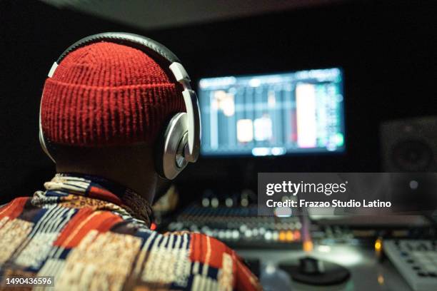 vista posteriore di un produttore nello studio di registrazione - studio di registrazione foto e immagini stock
