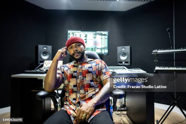 portrait of a producer man in the recording studio - hiphop stockfoto's en -beelden