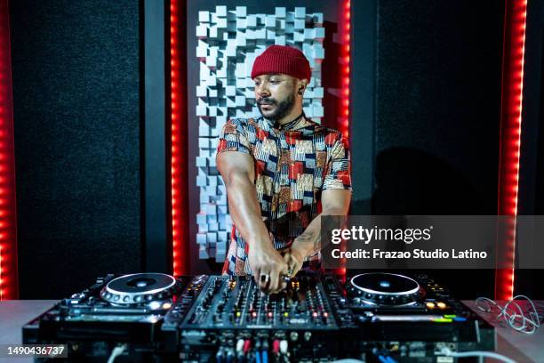 dj man playing musics in a nightclub - dj imagens e fotografias de stock