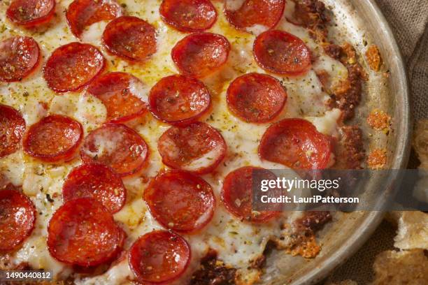 pizza de pepperoni con corteza de cerdo sin carbohidratos - pizza de chorizo fotografías e imágenes de stock