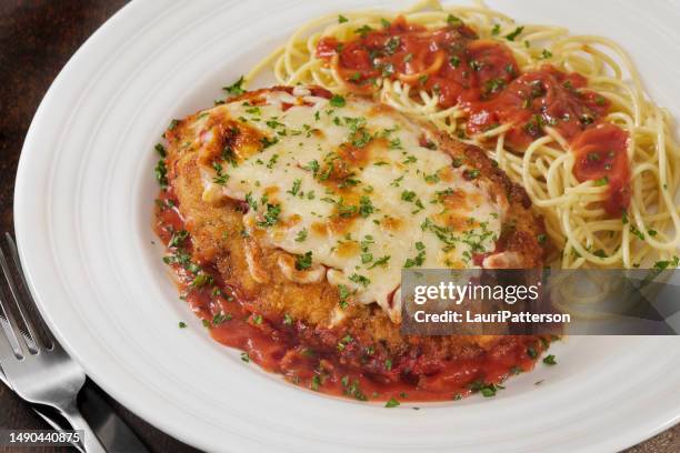 pollo con queso parmesano con espaguetis - parmesano fotografías e imágenes de stock