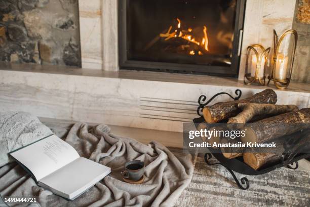 luxury fireplace with burning fire. - coussin photos et images de collection