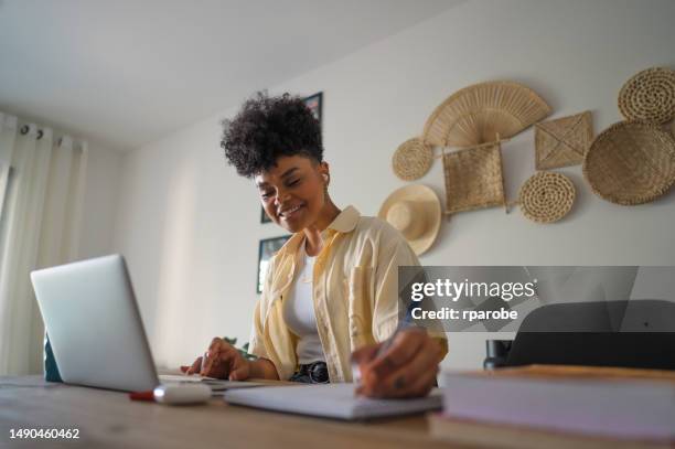 una studentessa che impara su internet usando il computer portatile - convenienza foto e immagini stock