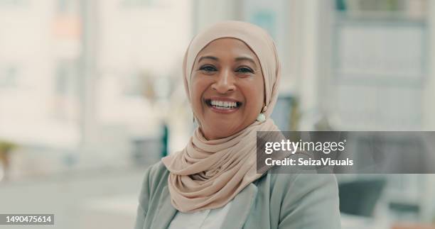 felice musulmana, ritratto e donna d'affari in ufficio per fiducia, gestione e volto professionale. impiegata matura in hijab islamico per orgoglio, empowerment e motivazione del manager in egitto - etnia del medio oriente foto e immagini stock