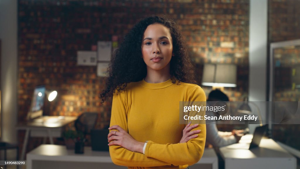 Nuit, gestion et visage de femme d’affaires en bureau pour le marketing, l’innovation ou la vision. Professionnel, cadre et futur avec portrait de l’employé en démarrage pour l’état d’esprit, la carrière ou l’objectif