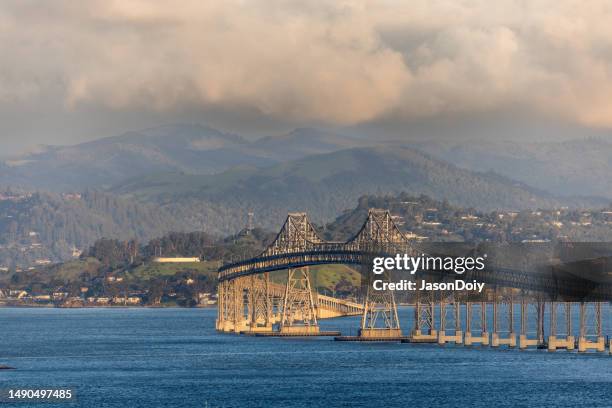 puente de richmond california - richmond san rafael bridge fotografías e imágenes de stock