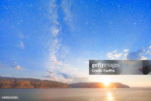 moonset on the plateau with the milky way - monduntergang morgendämmerung stock-fotos und bilder