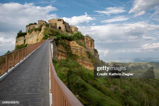 footbridge to civita di bagnoregio, "the dying city" - civita di bagnoregio fotografías e imágenes de stock