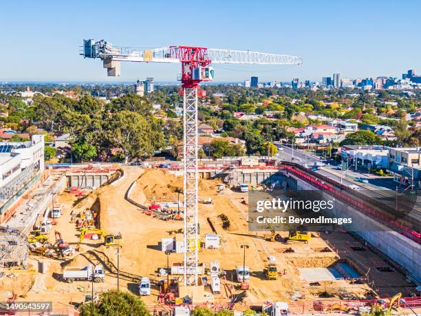 vista aérea del sitio de construcción de burnside village, grúa torre y equipo en los suburbios del este de adelaida - shopping mall adelaide fotografías e imágenes de stock