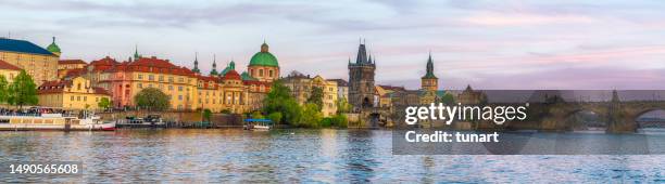 paisagem da cidade velha, rio vltava e ponte carlos em praga - lugar histórico - fotografias e filmes do acervo