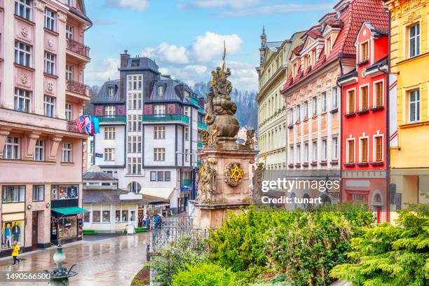 alte bunte gebäude und dreifaltigkeitssäule in karlsbad - karlovy vary stock-fotos und bilder