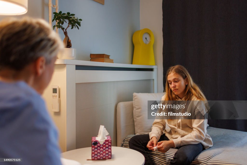 Psychologe berät ein Mädchen im Teenageralter