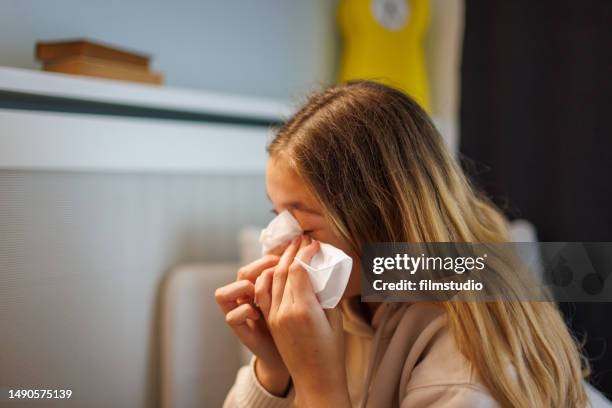 teenage girl crying during psychotherapy - negatieve eigenwaarde stockfoto's en -beelden