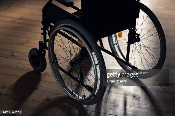 wheelchair - rolstoel stockfoto's en -beelden