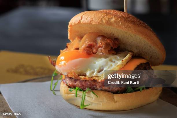 egg and bacon hamburger gourmet food - bacon imagens e fotografias de stock