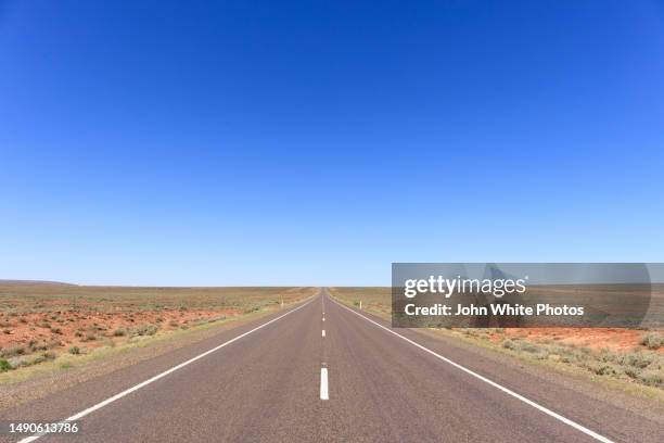 stuart highway. south australia. - horizon over land road stock pictures, royalty-free photos & images
