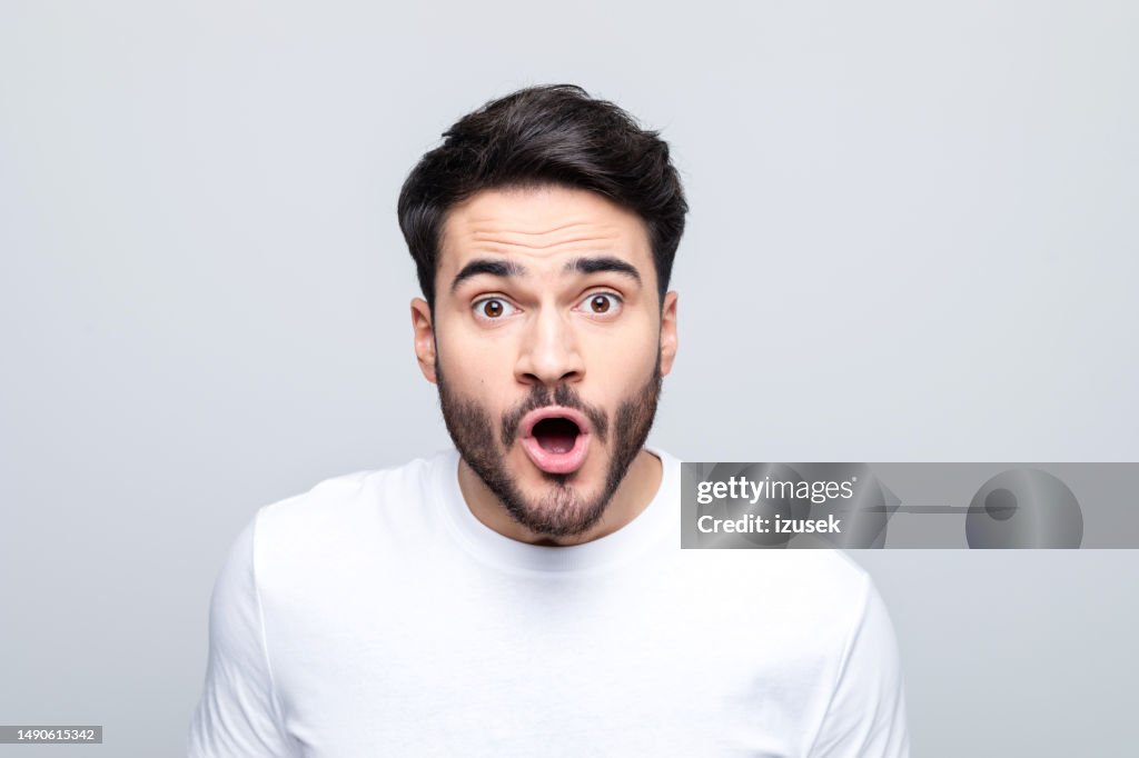 Photo de la tête d’un jeune homme choqué