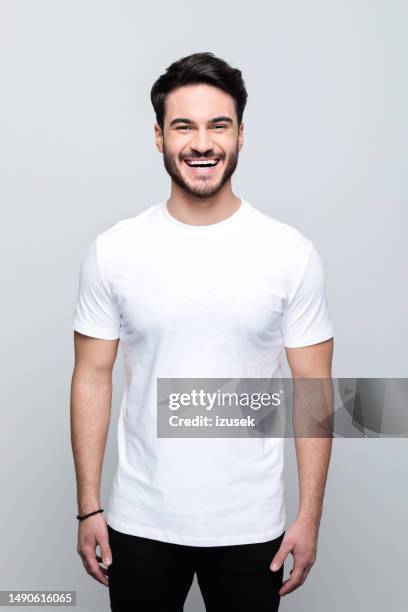 retrato del joven emocionado - encuadre de tres cuartos imágenes fotografías e imágenes de stock