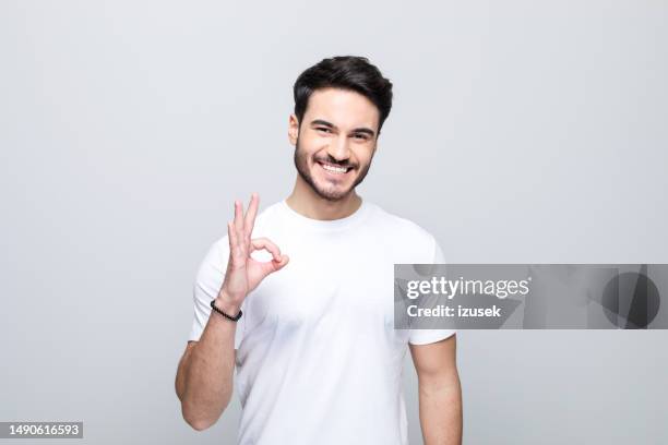 portrait d’un jeune homme heureux - gesture photos et images de collection