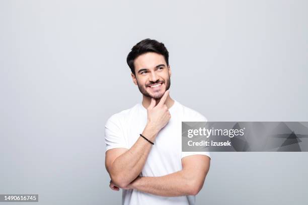 ritratto di giovane riflessivo - solo un uomo giovane foto e immagini stock