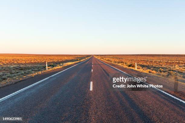 lincoln highway. port augusta.south australia. - empty road stock-fotos und bilder