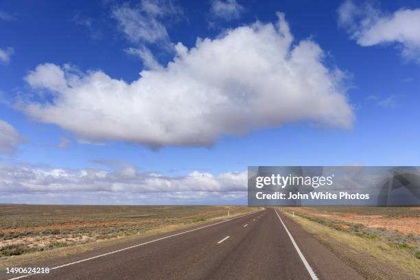 the stuart highway. woomera. south australia. - two lane highway fotografías e imágenes de stock