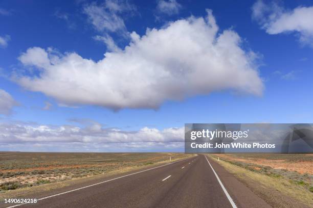 the stuart highway. woomera. south australia. - woomera south australia photos et images de collection