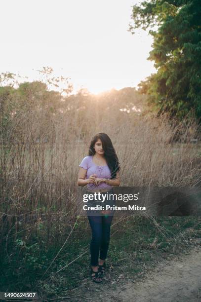 sesión de fotos al aire libre de modelo joven - hot indian model fotografías e imágenes de stock