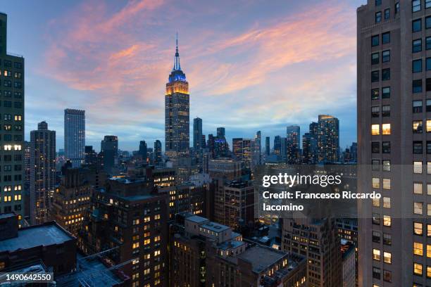 new york city, sunset in manhattan - skyscraper rooftop stock pictures, royalty-free photos & images