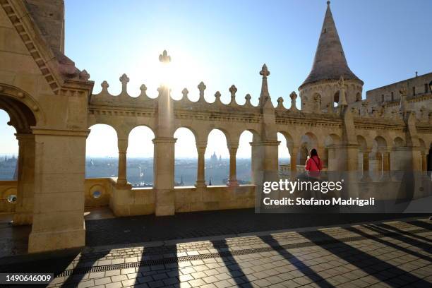 fisherman's bastion with young girl at dawn - luogo d'interesse nazionale stock-fotos und bilder