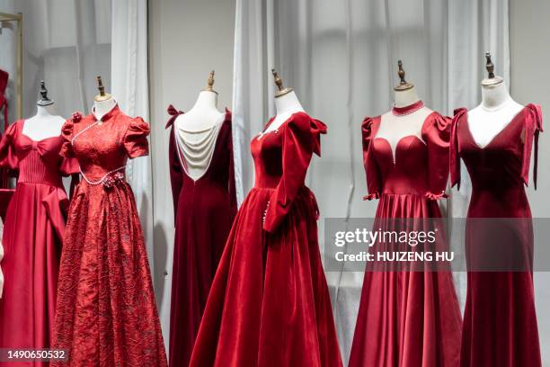 beautiful red chinese dresses, or evening dresses - robe de mariée photos et images de collection