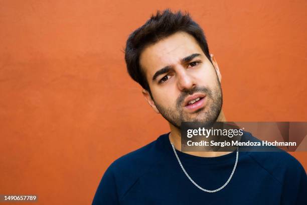 latino man looking at the camera with a look of confusion, disbelief, wtf - barba incolta foto e immagini stock
