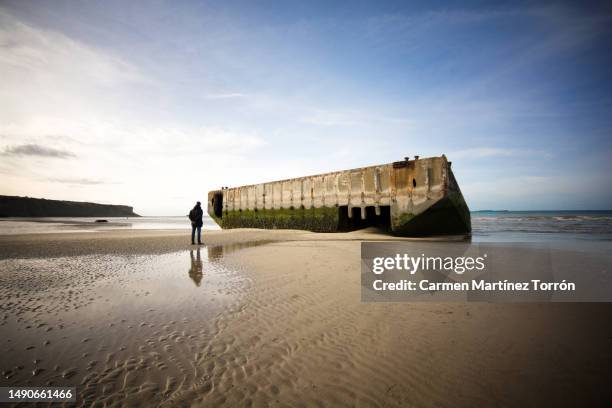 mulbarry in gold beach. arromanches-les-bains, normandy, france - gold beach normandië stockfoto's en -beelden