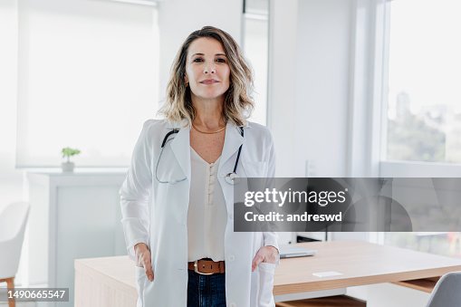 Ritratto di medico femminile che guarda la macchina fotografica nello studio del medico Ritratto di medico femminile che guarda la macchina fotografica nello studio del medico