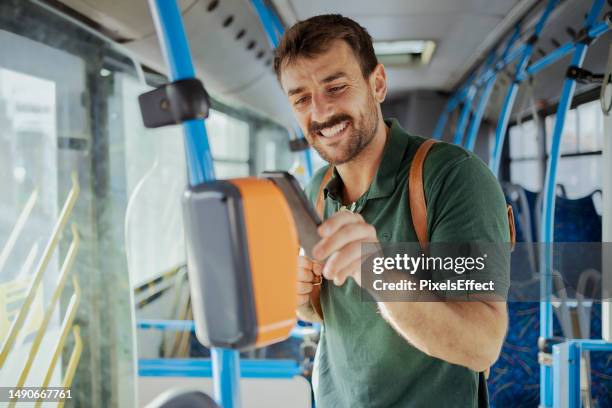 conctactless passenger - veículo terrestre comercial imagens e fotografias de stock