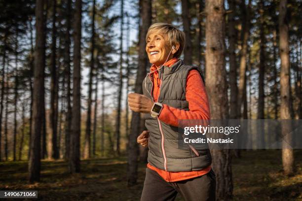 running en la naturaleza - esfuerzo fotografías e imágenes de stock