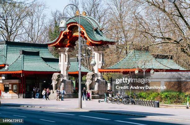 haupteingang des berliner zoos im bezirk mitte. - zoo eingang stock-fotos und bilder
