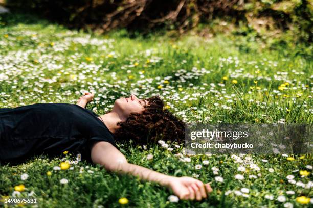 boy with curly hair enjoys springtime in nature - detox digital imagens e fotografias de stock