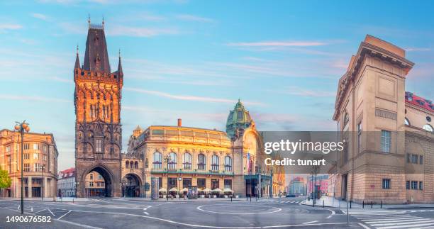 torre de la pólvora (prasna brana) en praga - historical geopolitical location fotografías e imágenes de stock