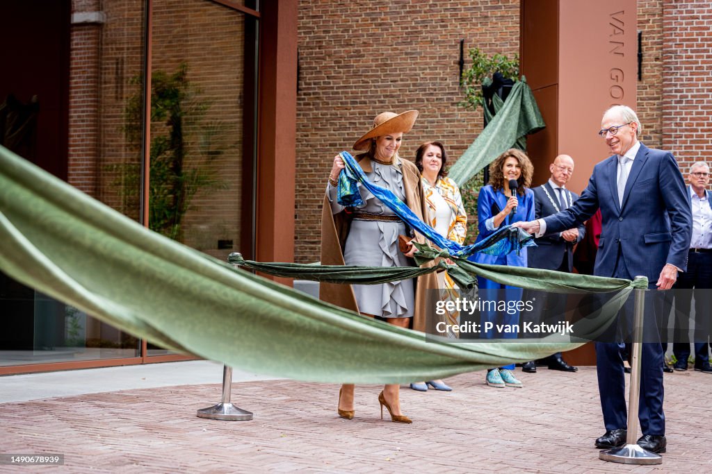 CASA REAL HOLANDESA - Página 91 Queen-maxima-of-the-netherlands-visits-the-van-gogh-village-museum-during-the-opening-on-may