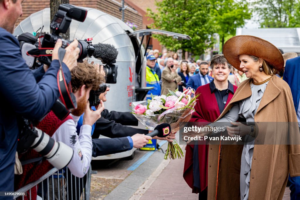 CASA REAL HOLANDESA - Página 90 Queen-maxima-of-the-netherlands-visits-the-van-gogh-village-museum-during-the-opening-on-may