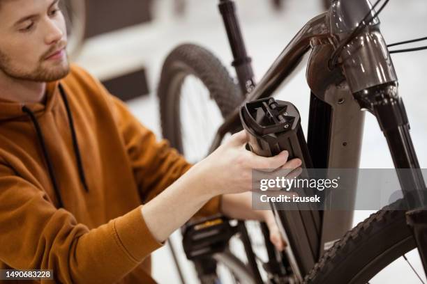 verkäufer in fahrradgeschäft - batterie stock-fotos und bilder