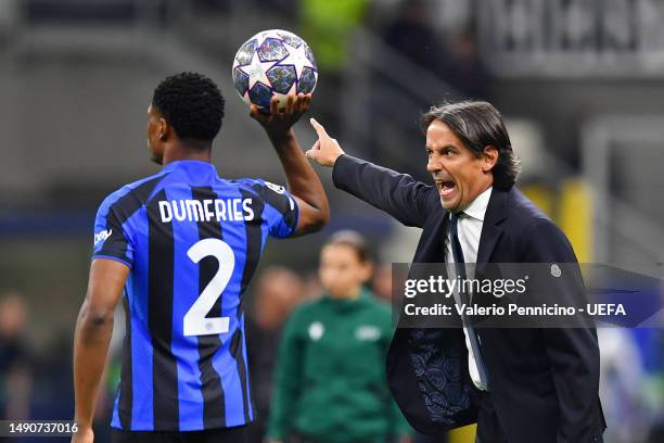 Simone Inzaghi, Head Coach of FC Internazionale, gives instructions to Denzel Dumfries during the UEFA Champions League semi-final second leg match...