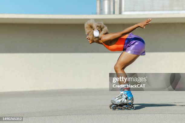 african american rollerblading on the street - skaten stockfoto's en -beelden