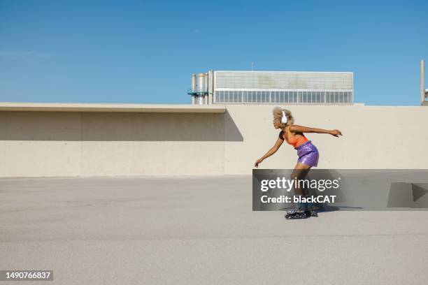 african american young woman rollerblading in urban area - inline skate 個照片及圖片檔