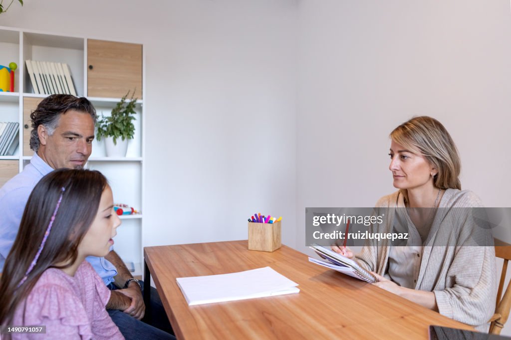 Child psychologist in family therapy