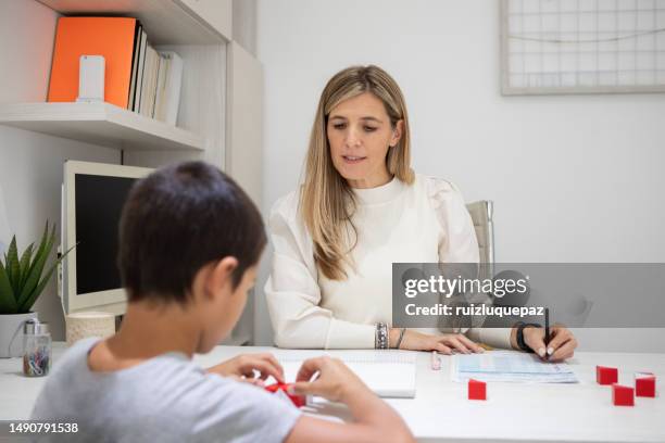 educational psychologist and patient boy - teste psicologico imagens e fotografias de stock