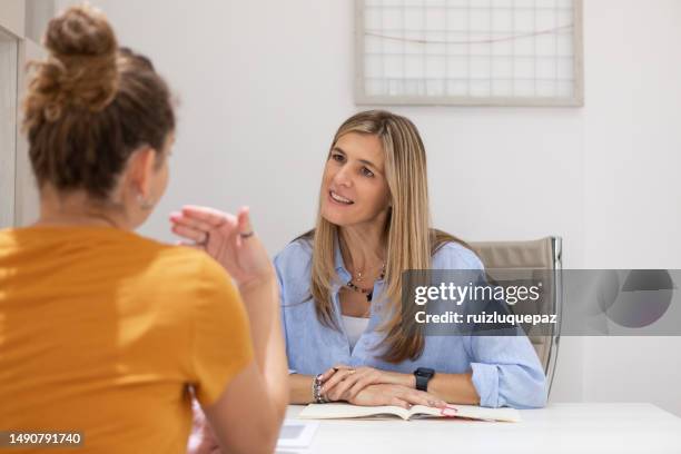 psychologist and teenager patient female - conflict workplace stock pictures, royalty-free photos & images