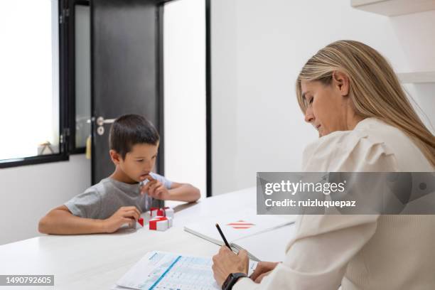 educational psychologist and patient boy - doença mental imagens e fotografias de stock